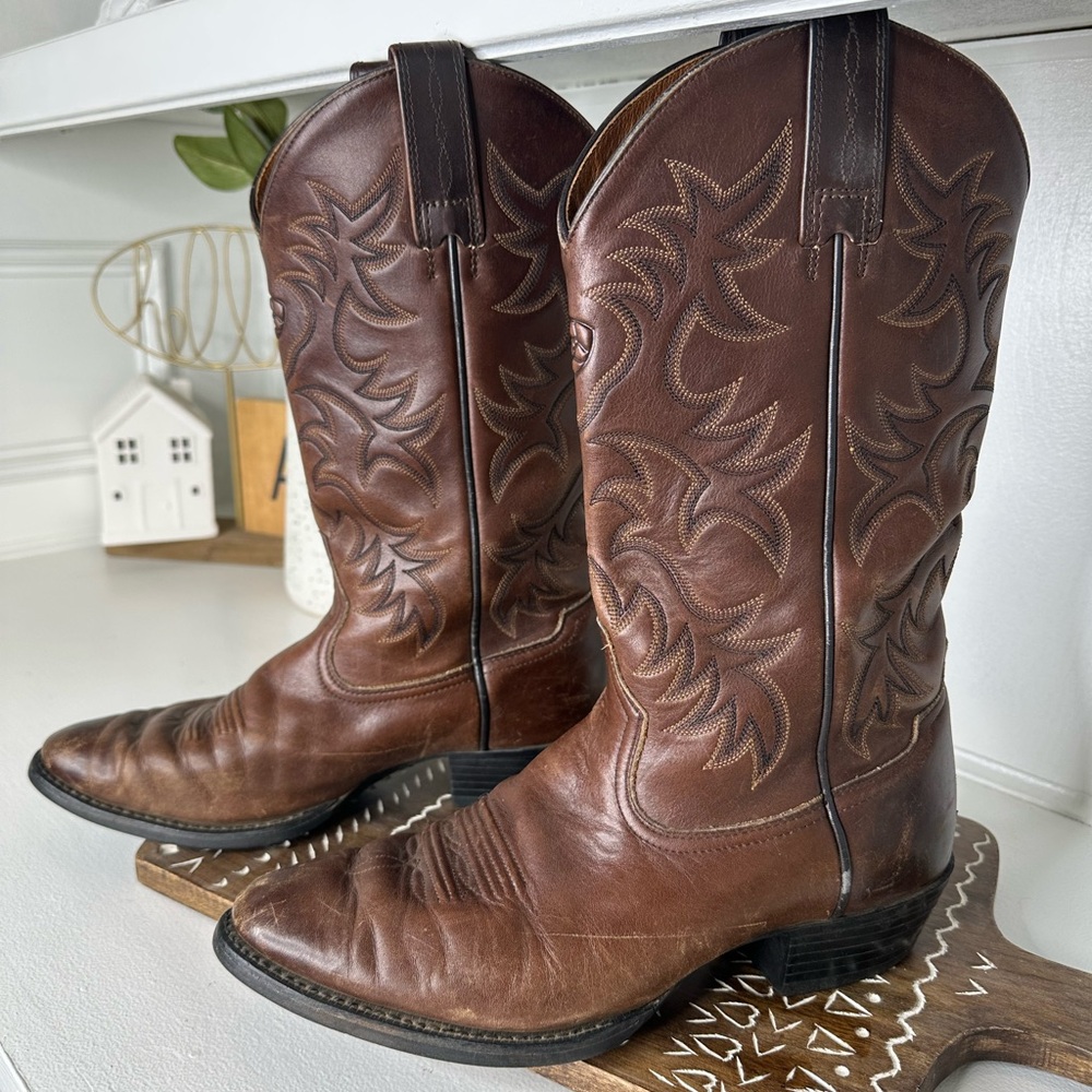 Ariat Brown Cowboy Boots with Intricate Stitching and Pointed Toe Women Size 9